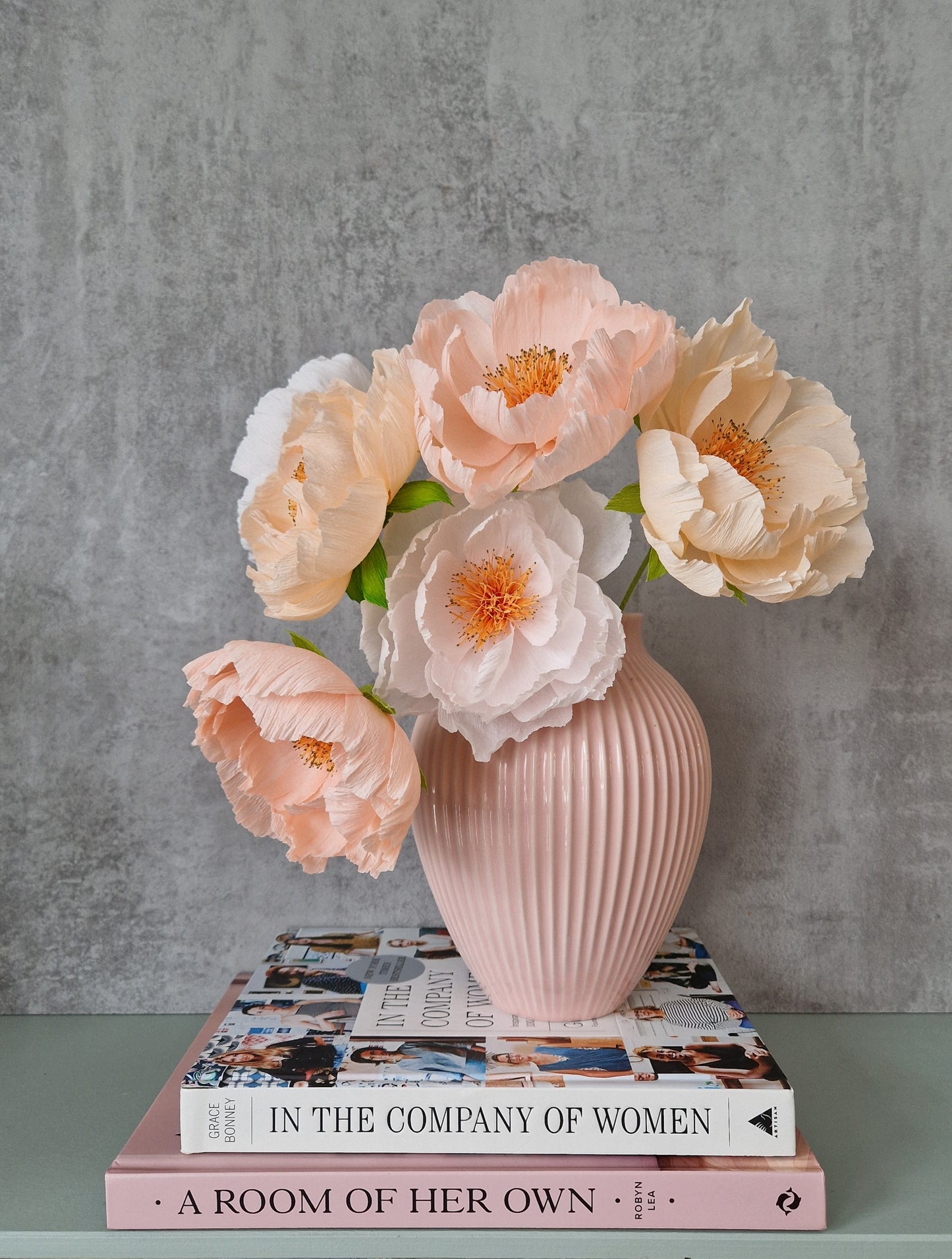 Lyserøde papirblomster og evighedsblomster