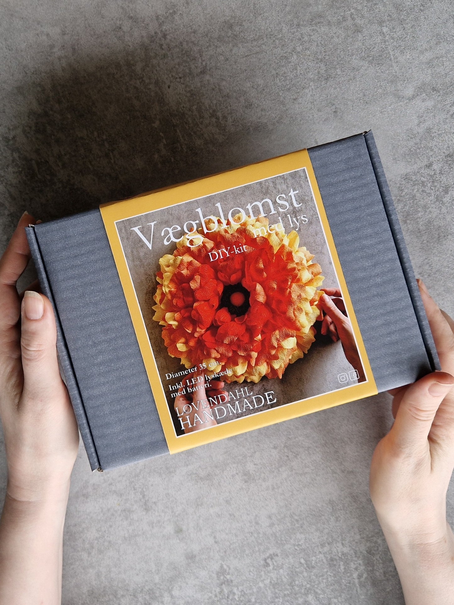 Vægblomst i orange crepepapir med LED lys – DIY kit inkl. materialer.