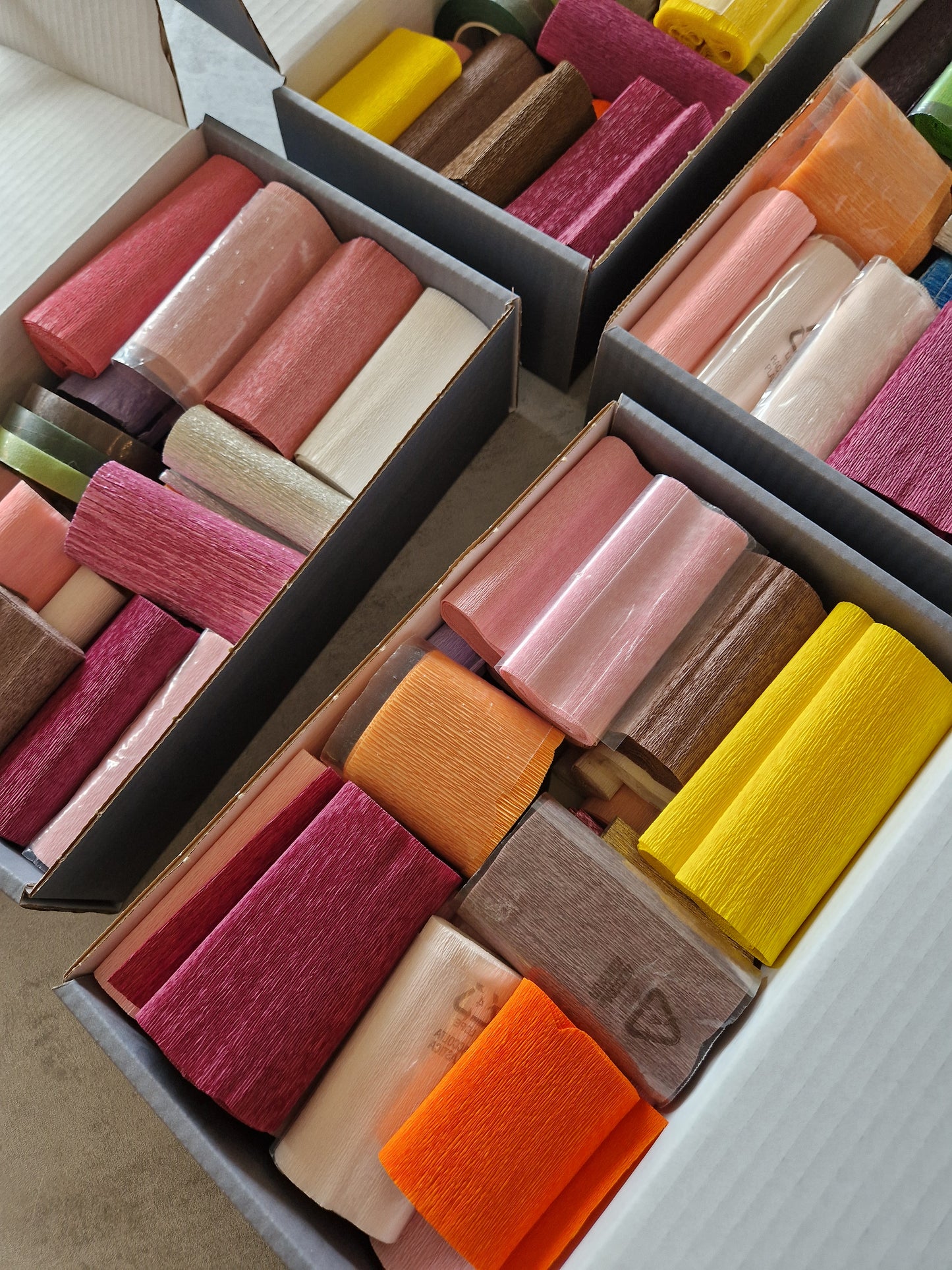 Mystery box med crepepaper og vejledninger.