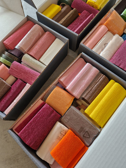 Mystery box med crepepaper og vejledninger.