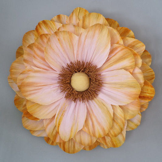 Stor lys rosa og gul vægblomst i indfarvet crepepair.