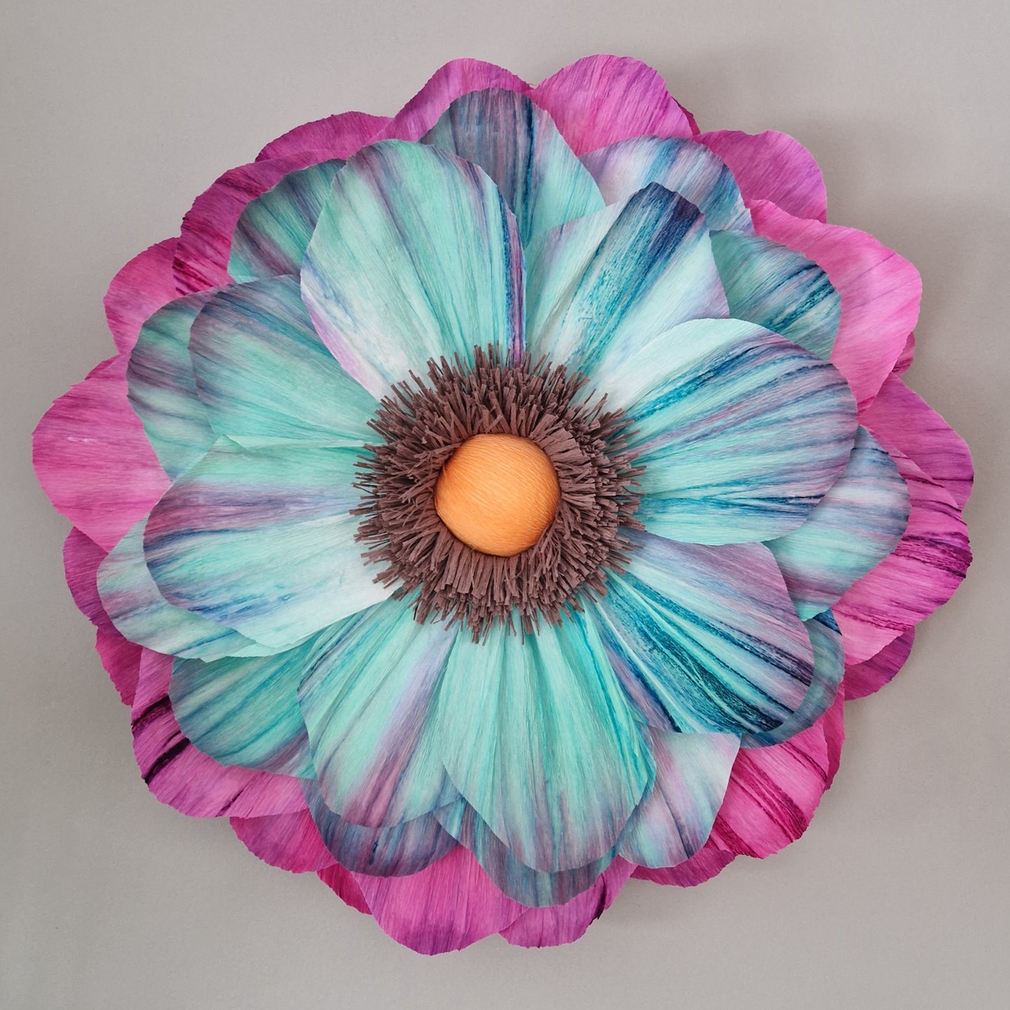 Stor turkis vægblomst i indfarvet crepepair.