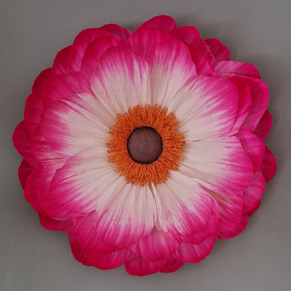 Stor hvid og lyserød vægblomst i indfarvet crepepair.