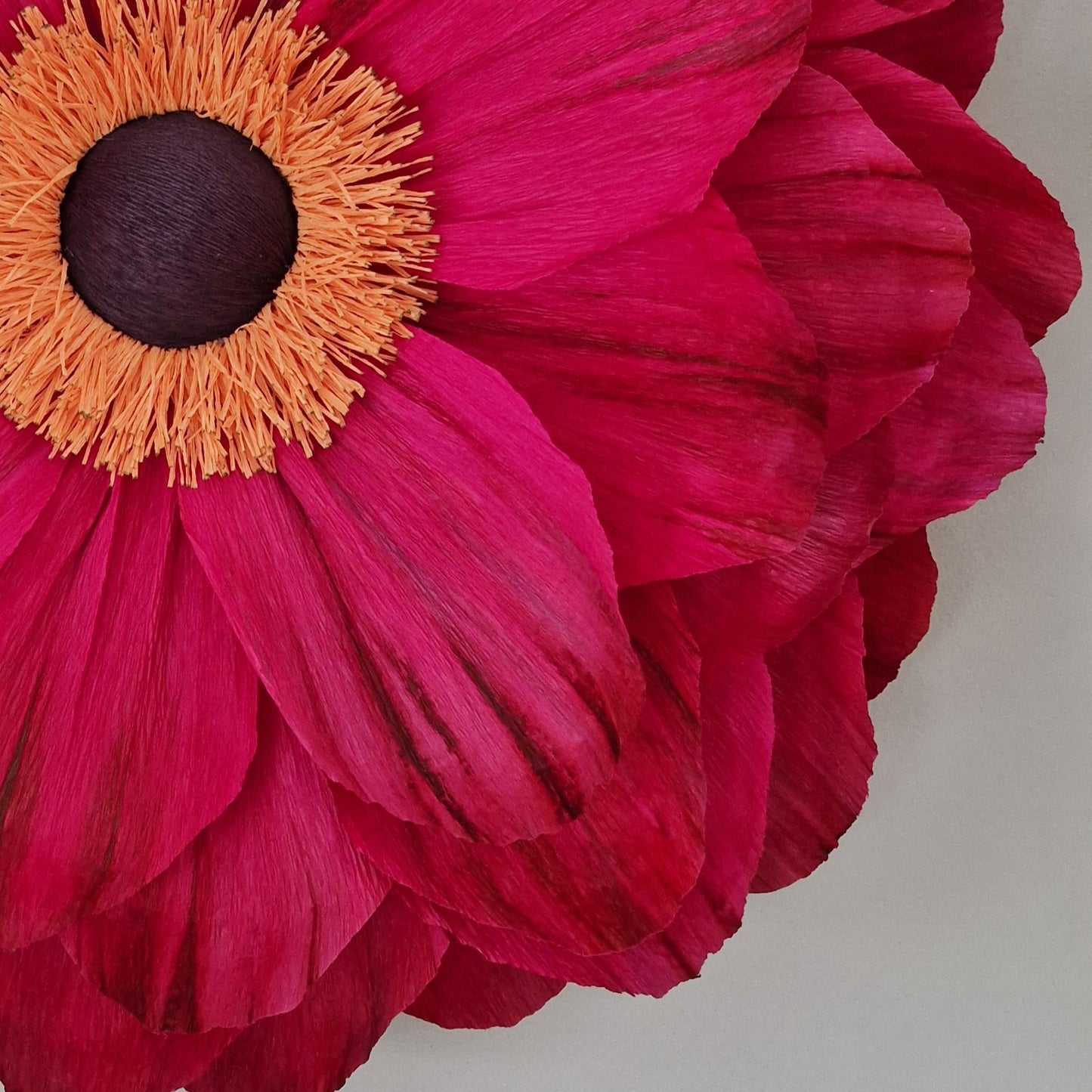 Stor mørkerød vægblomst i indfarvet crepepair.