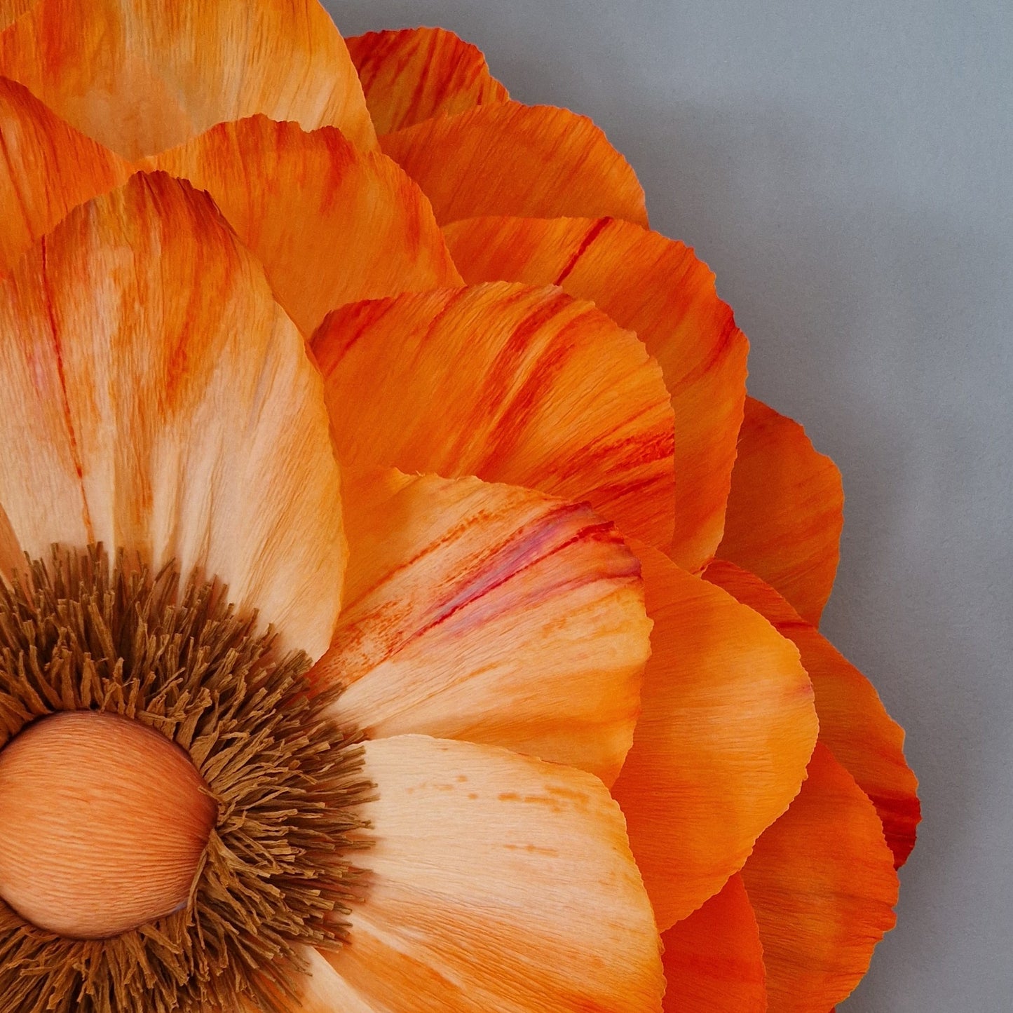 Stor orange vægblomst i indfarvet crepepair.