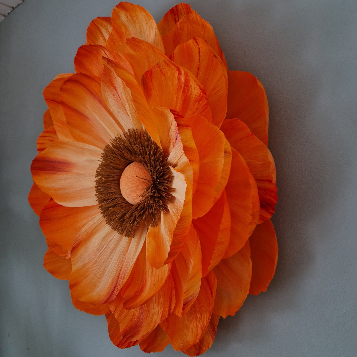 Stor orange vægblomst i indfarvet crepepair.