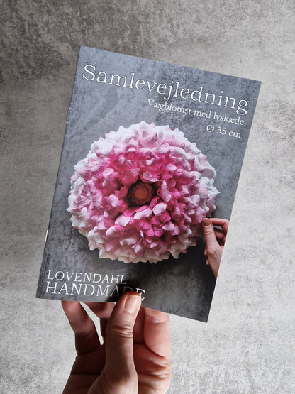 Vægblomst i pink crepepapir med LED lys – DIY kit inkl. materialer.