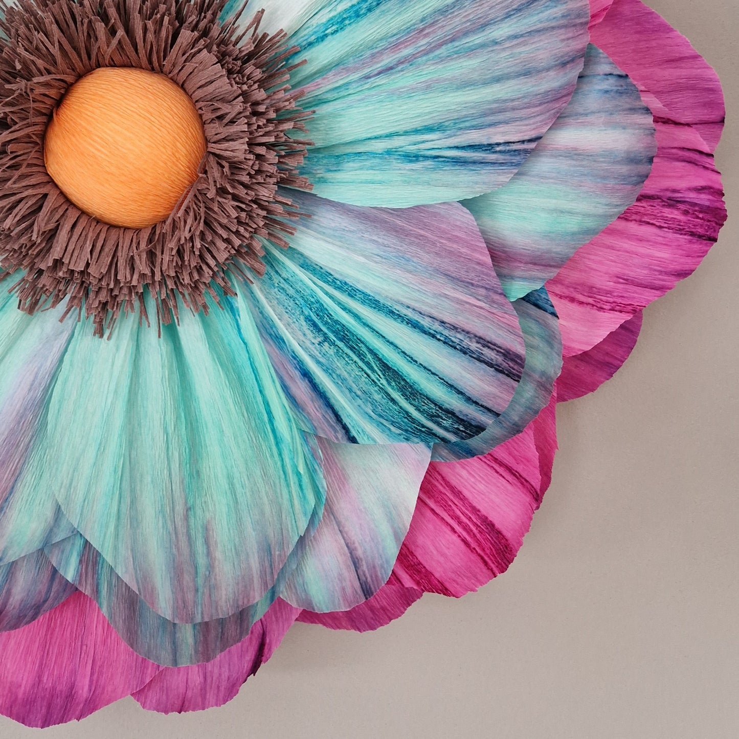 Stor turkis vægblomst i indfarvet crepepair.