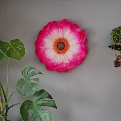 Stor hvid og lyserød vægblomst i indfarvet crepepair.