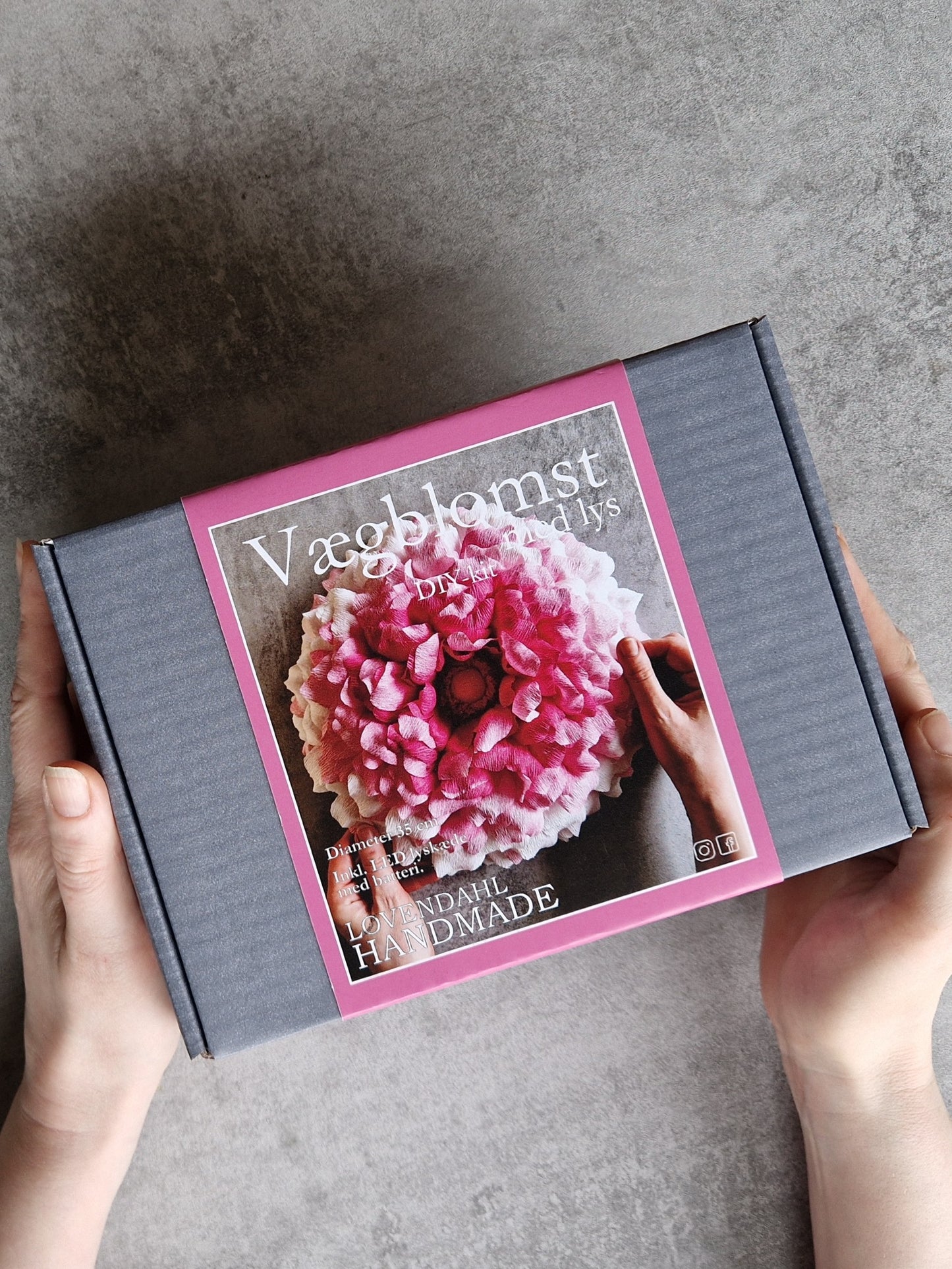 Vægblomst i pink crepepapir med LED lys – DIY kit inkl. materialer.
