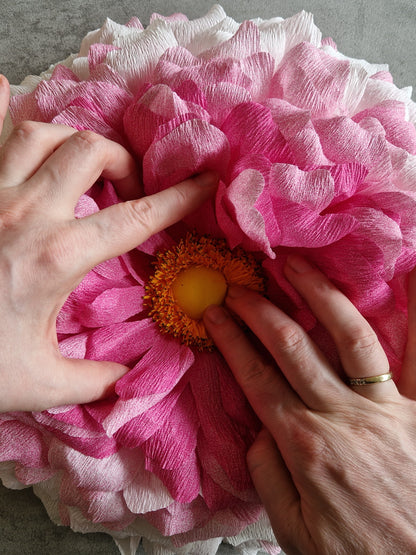 Vægblomst i pink crepepapir med LED lys – DIY kit inkl. materialer.