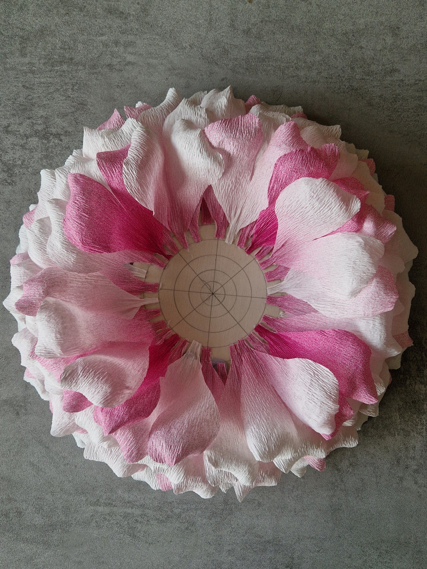 Vægblomst i pink crepepapir med LED lys – DIY kit inkl. materialer.