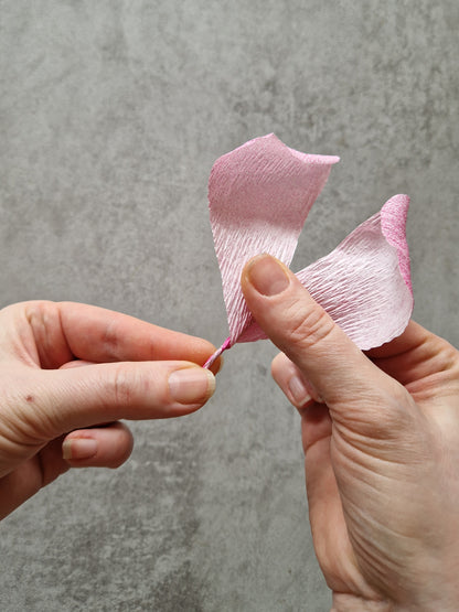 Vægblomst i pink crepepapir med LED lys – DIY kit inkl. materialer.