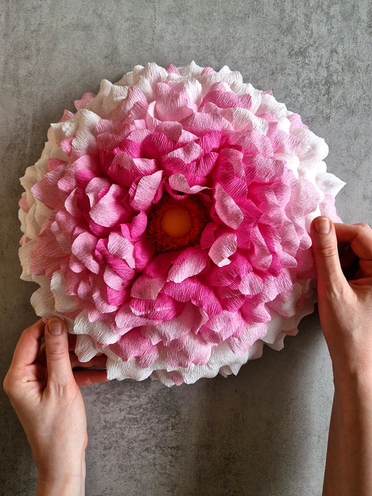 Vægblomst i pink crepepapir med LED lys – DIY kit inkl. materialer.