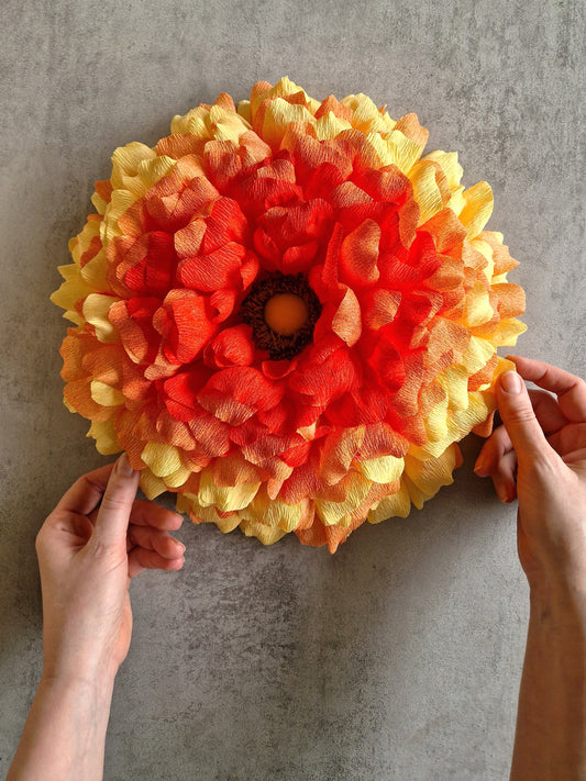 Vægblomst i orange crepepapir med LED lys – DIY kit inkl. materialer.