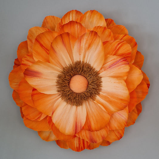 Stor orange vægblomst i indfarvet crepepair.