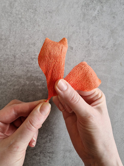 Vægblomst i orange crepepapir med LED lys – DIY kit inkl. materialer.