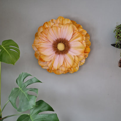 Stor lys rosa og gul vægblomst i indfarvet crepepair.