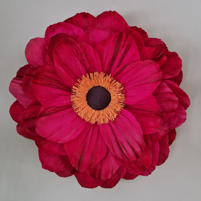 Stor mørkerød vægblomst i indfarvet crepepair.