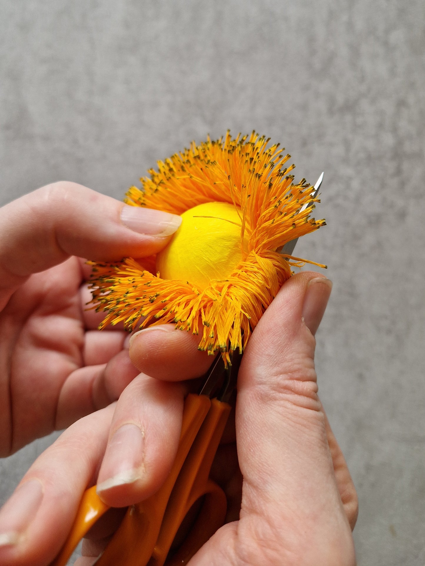 Vægblomst i orange crepepapir med LED lys – DIY kit inkl. materialer.